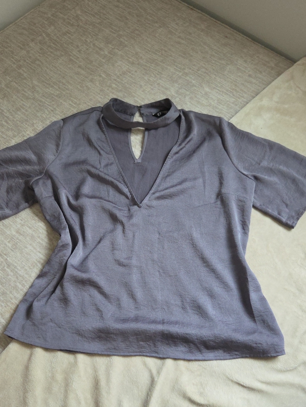 Women's Short Sleeve Keyhole Top in Dusty Grey